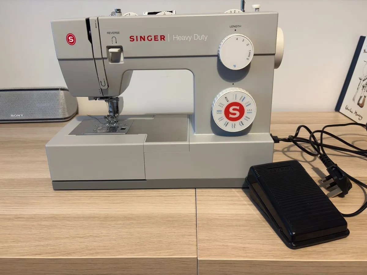 Singer Heavy Duty sewing machine - Image 1