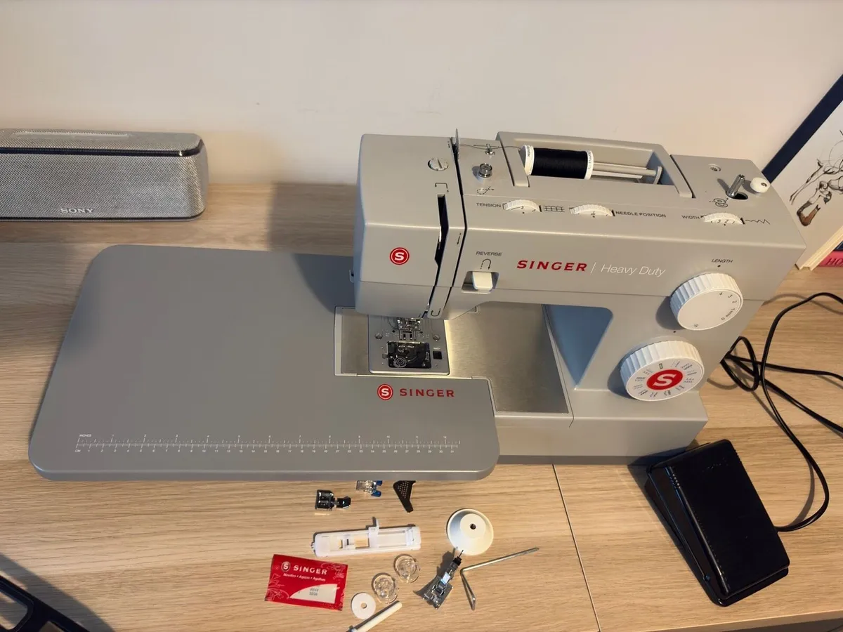 Singer Heavy Duty sewing machine - Image 2