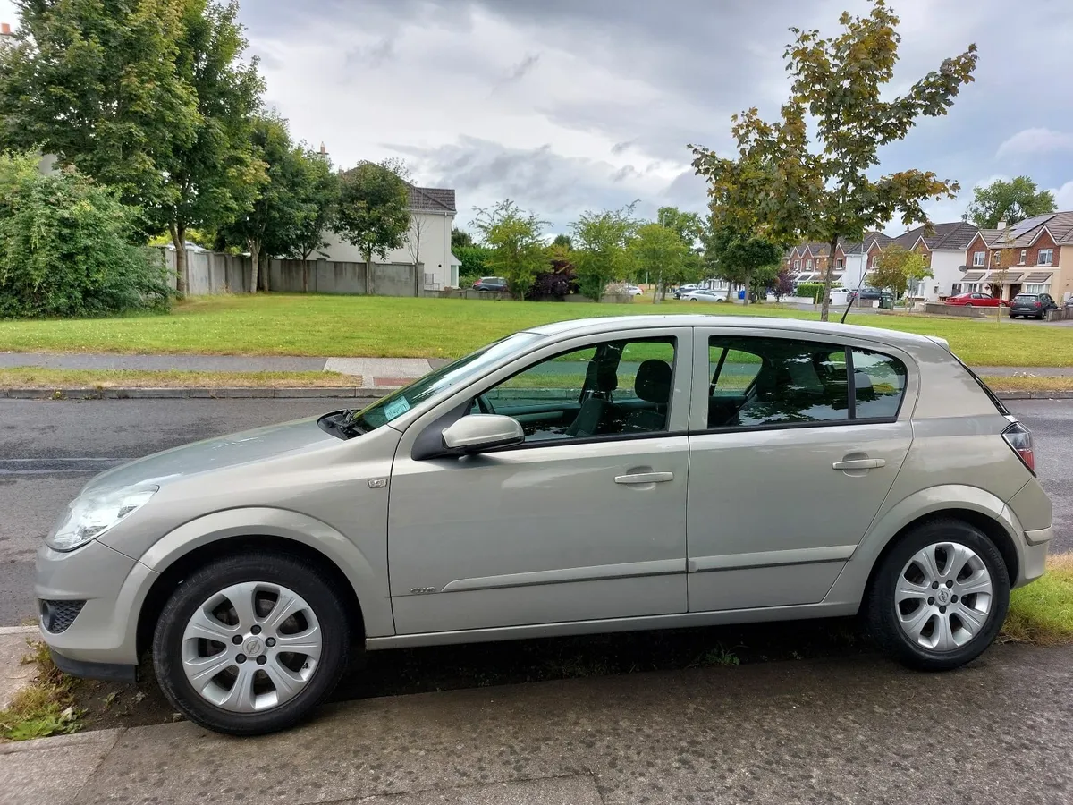 Opel Astra 2009 - Image 1