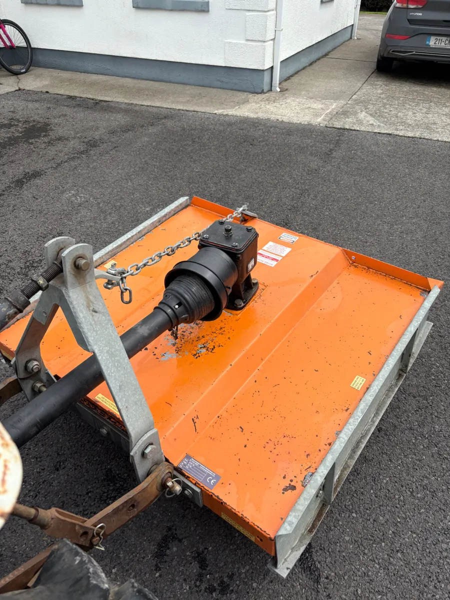Mitsubishi compact tractor and topper - Image 4