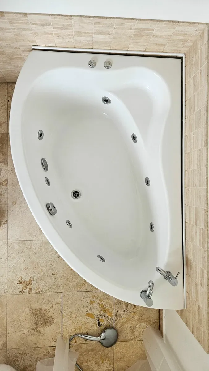 Jacuzzi corner bathtub - Image 1