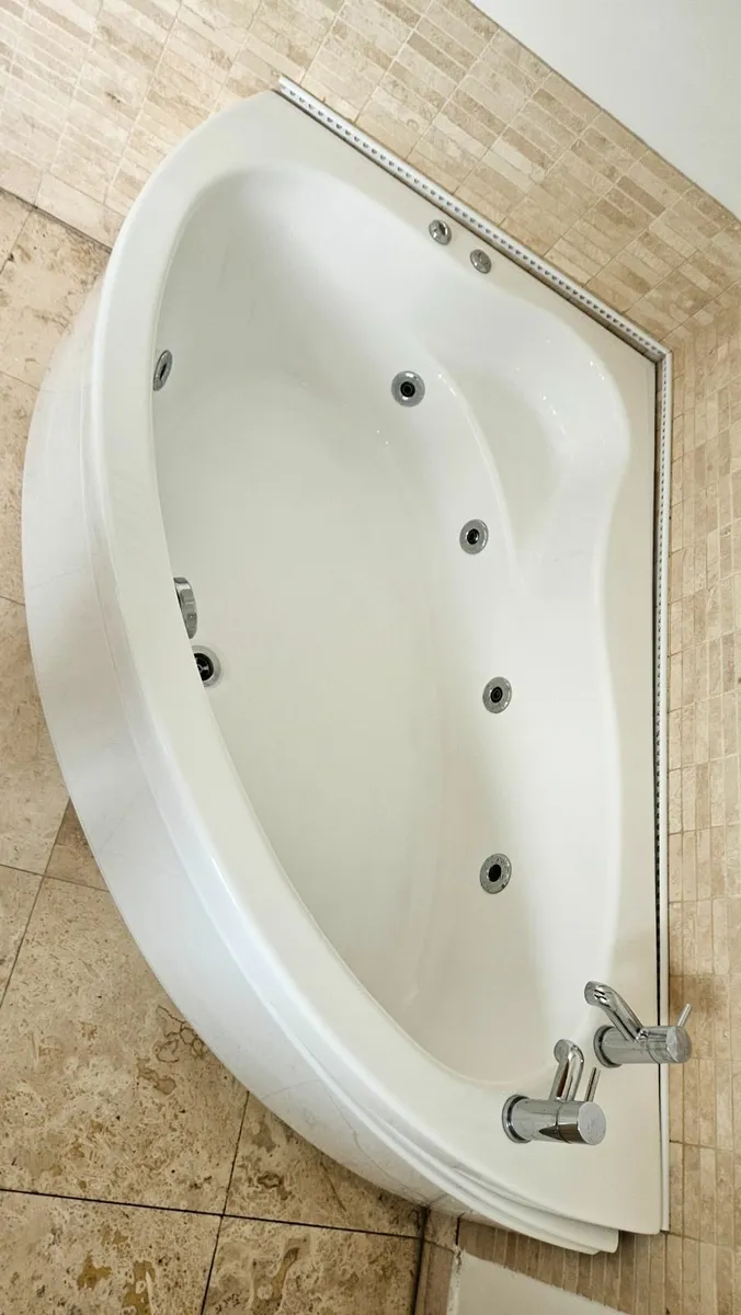 Jacuzzi corner bathtub - Image 3