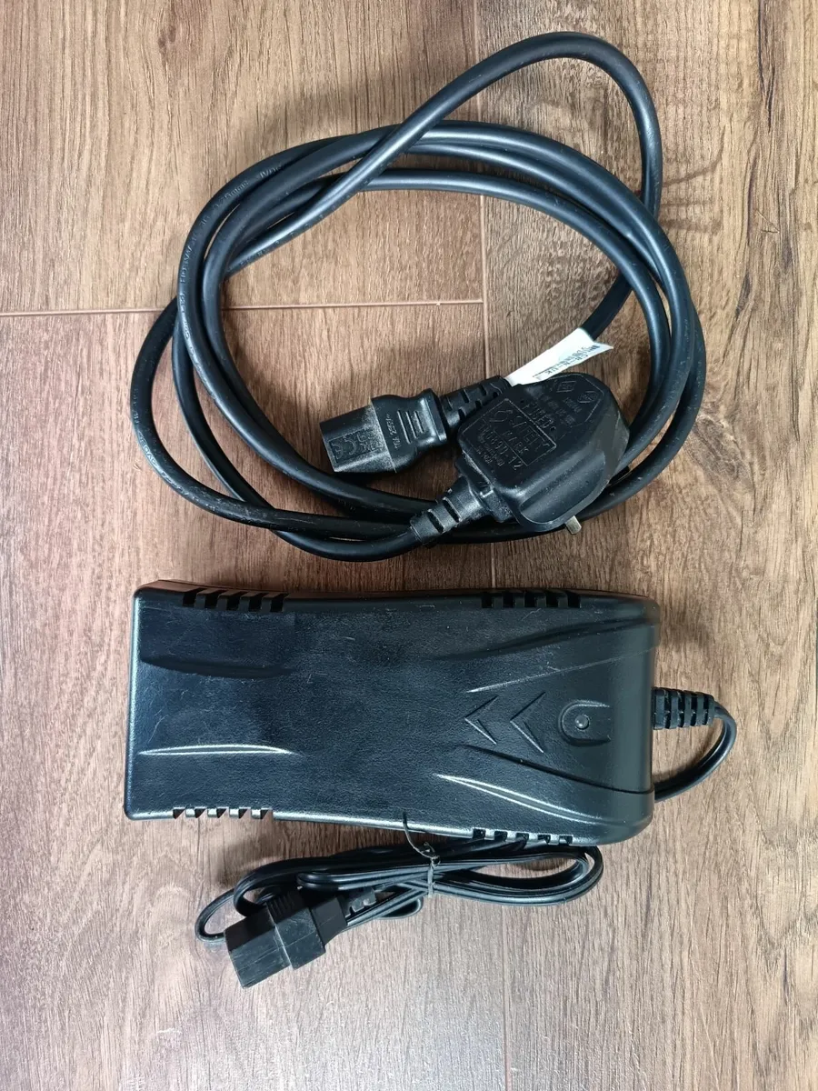 Motocaddy M5 GPS DHC 28v Battery Charger - Image 2