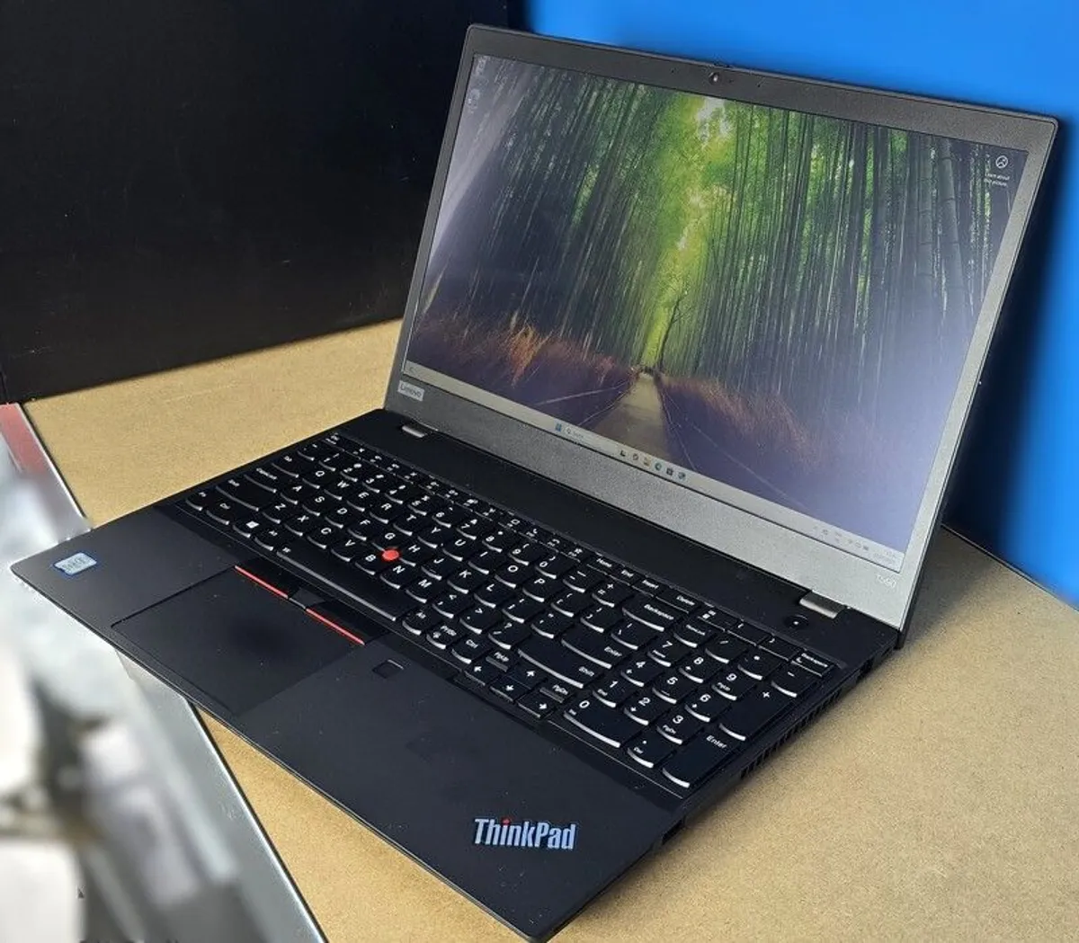 Laptop Lenovo T590 - i7, Touchscreen, Win11, 16GB RAM, 512GB SSD, Refurbed - Image 1