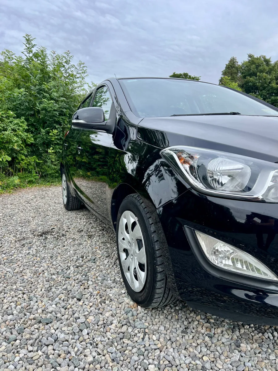 2013 Hyundai i20 1.1 Crdi Elite Plus 63 miles - Image 2
