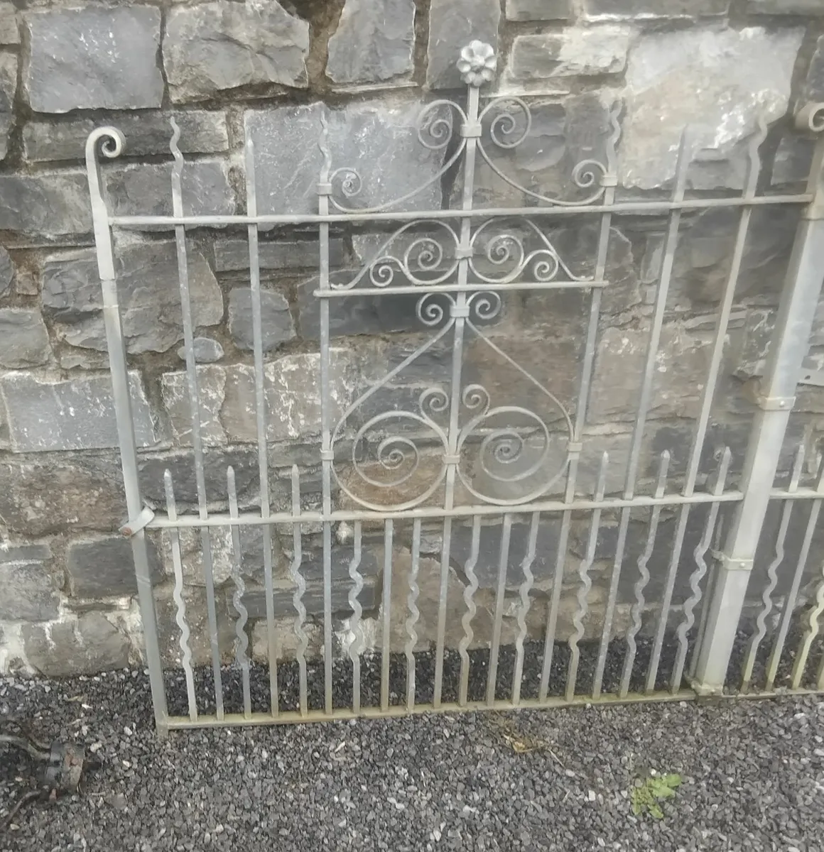 Antique heavy duty entrance gates 9'2" x 4'8 - Image 3