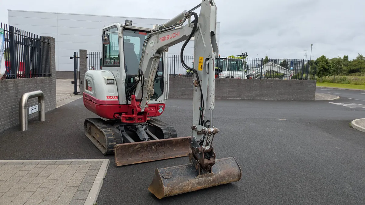 Takeuchi TB230 mini digger - Image 3