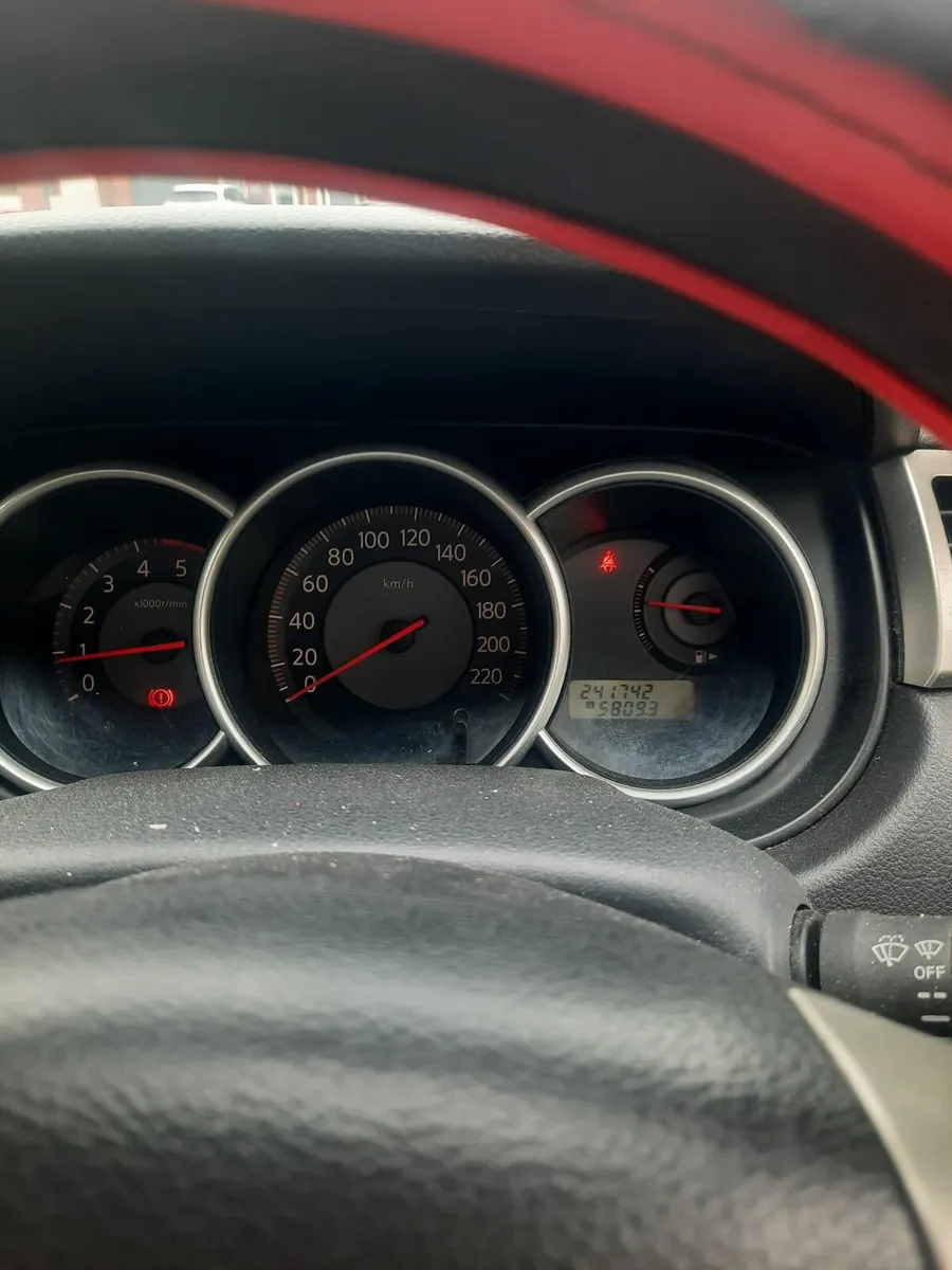 Nissan Tiida 2011 - Image 2