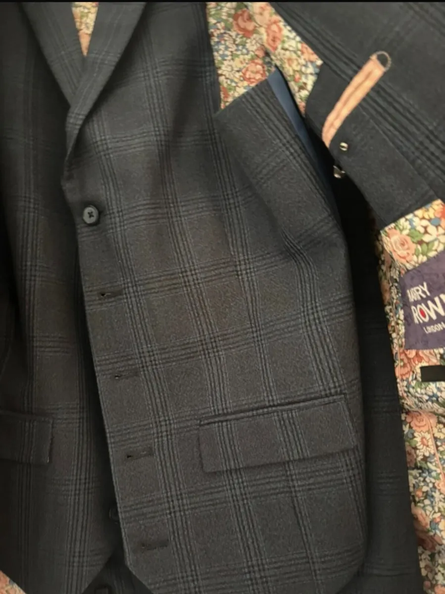 3 piece suit - Image 3