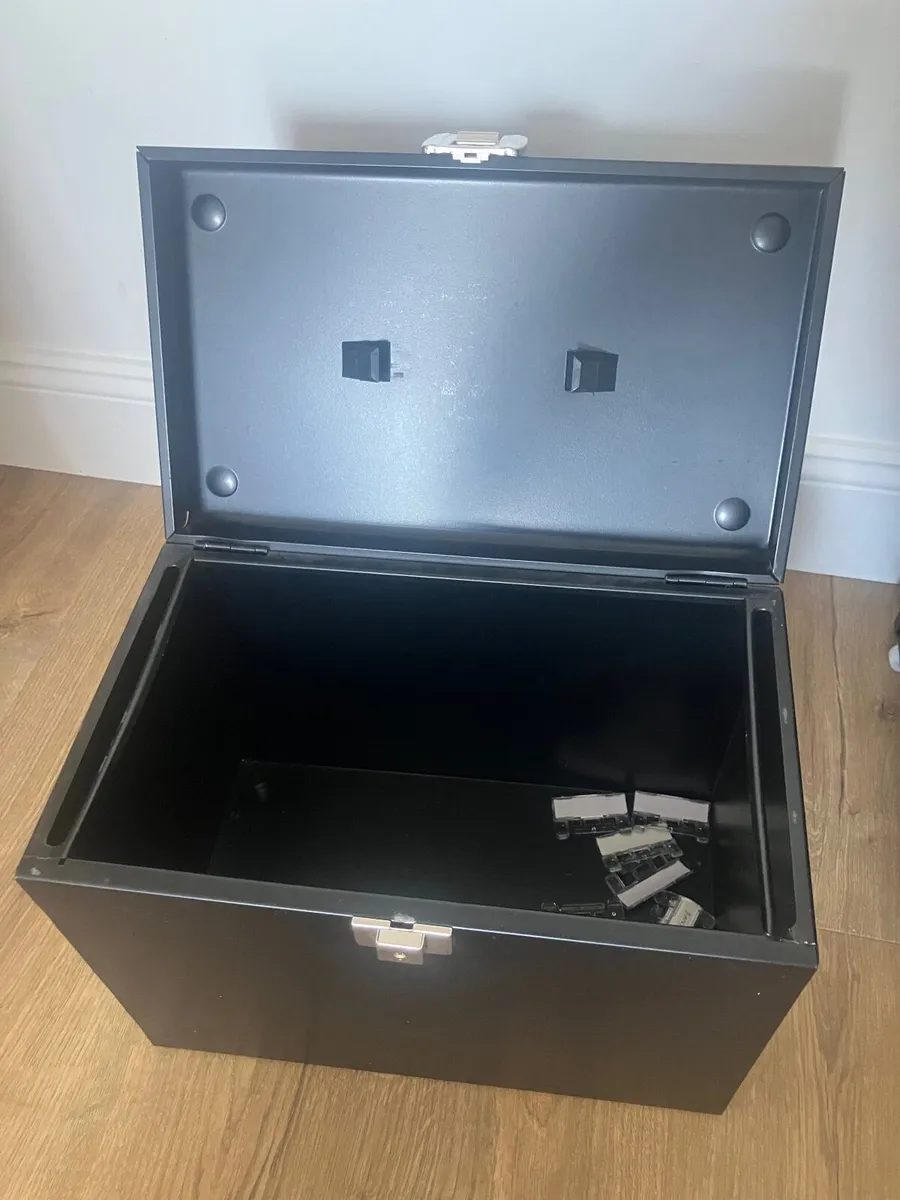 Black metal storage box with key - Image 2