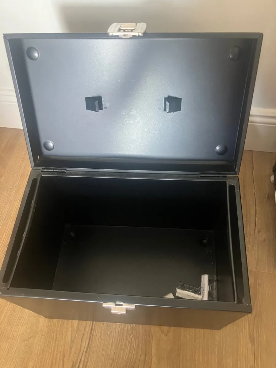 Black metal storage box with key - Image 3