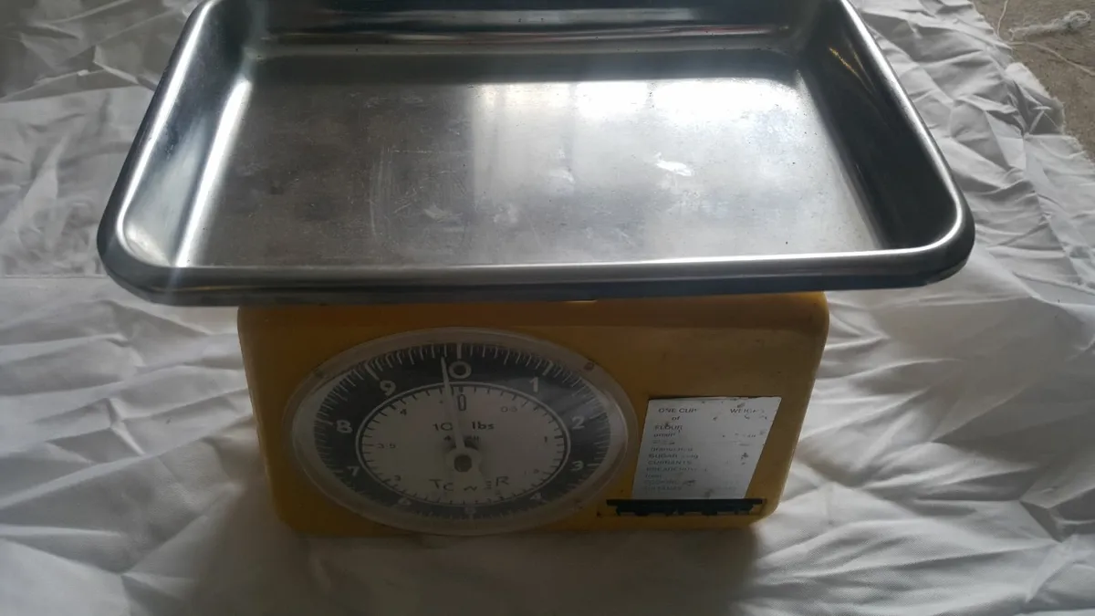 Vintage weighing scales - Image 2