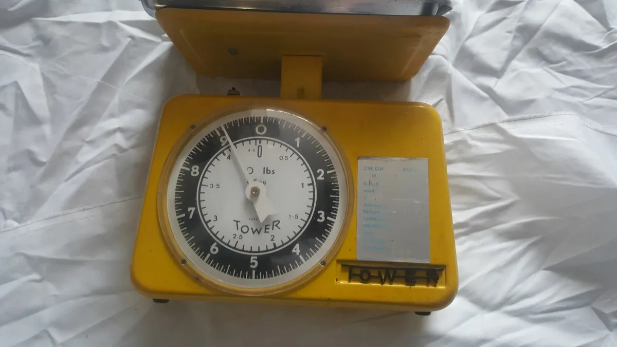 Vintage weighing scales - Image 3
