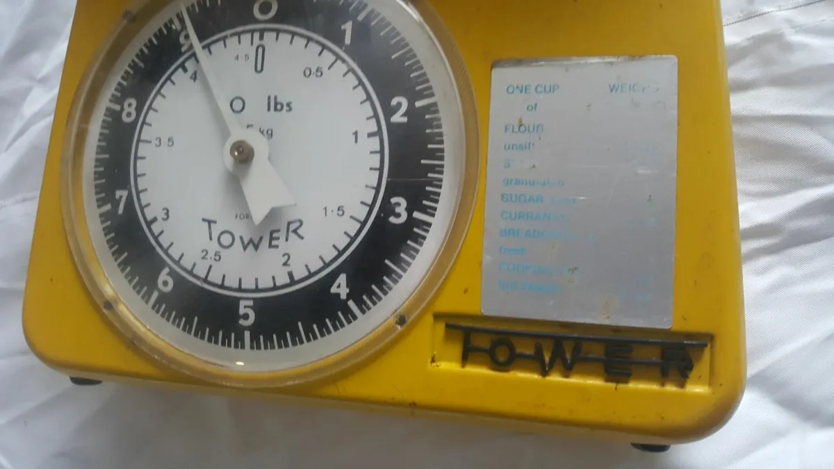 Vintage weighing scales - Image 4