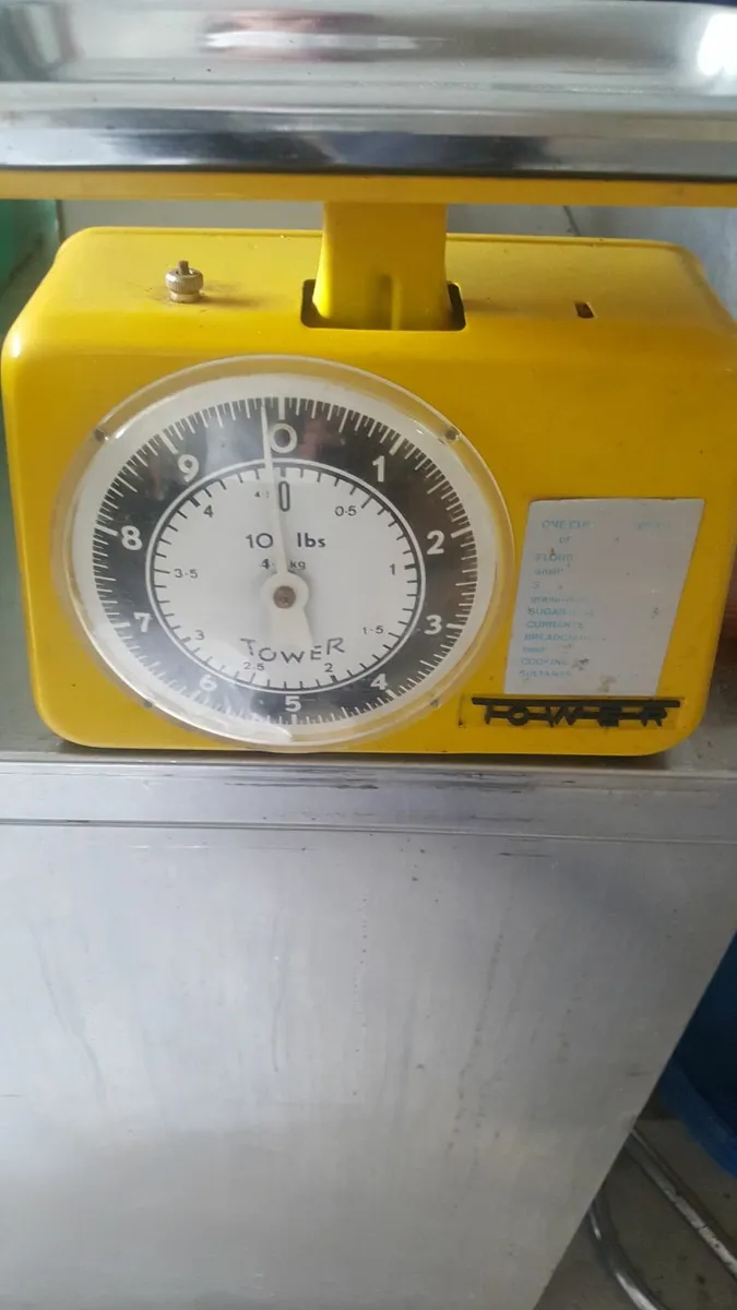 Vintage weighing scales - Image 1