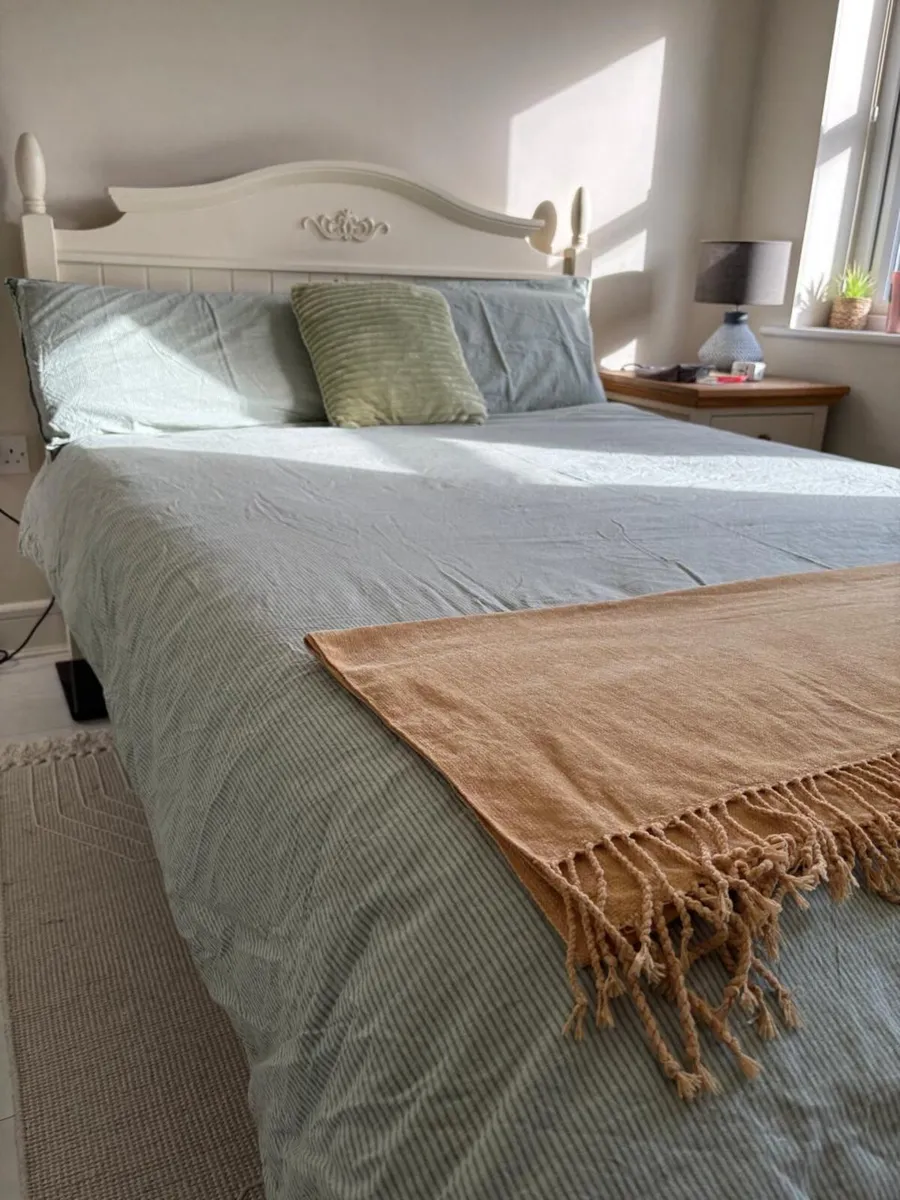 Bed with mattress - Image 3