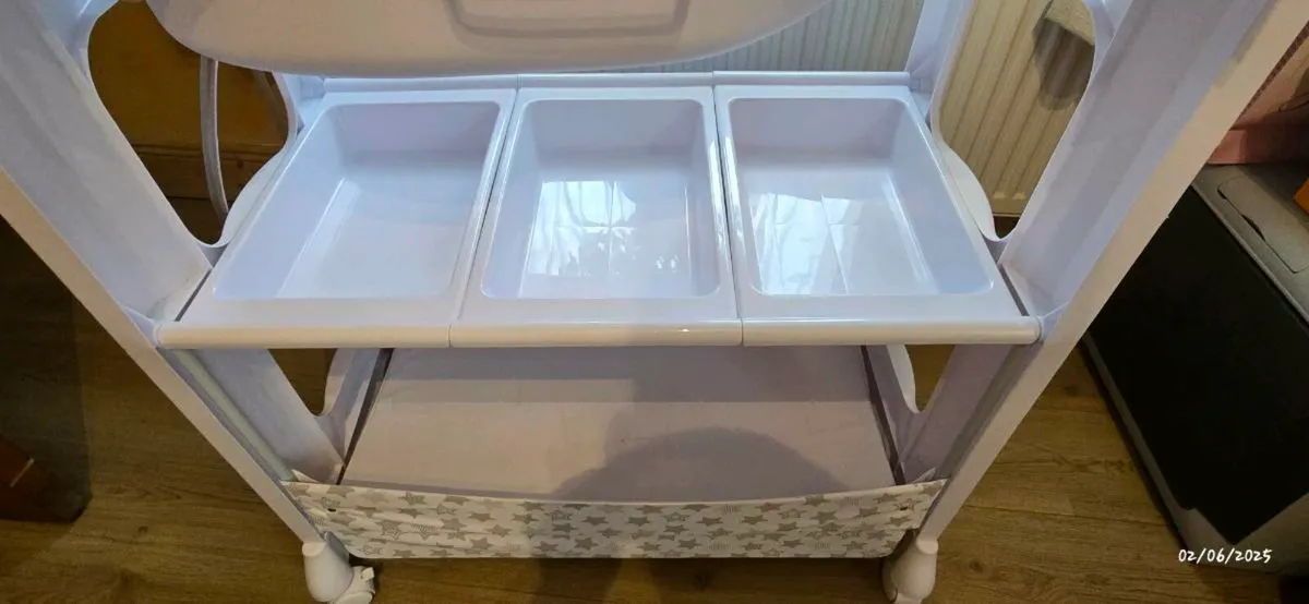 Baby bath and changing area - Image 1