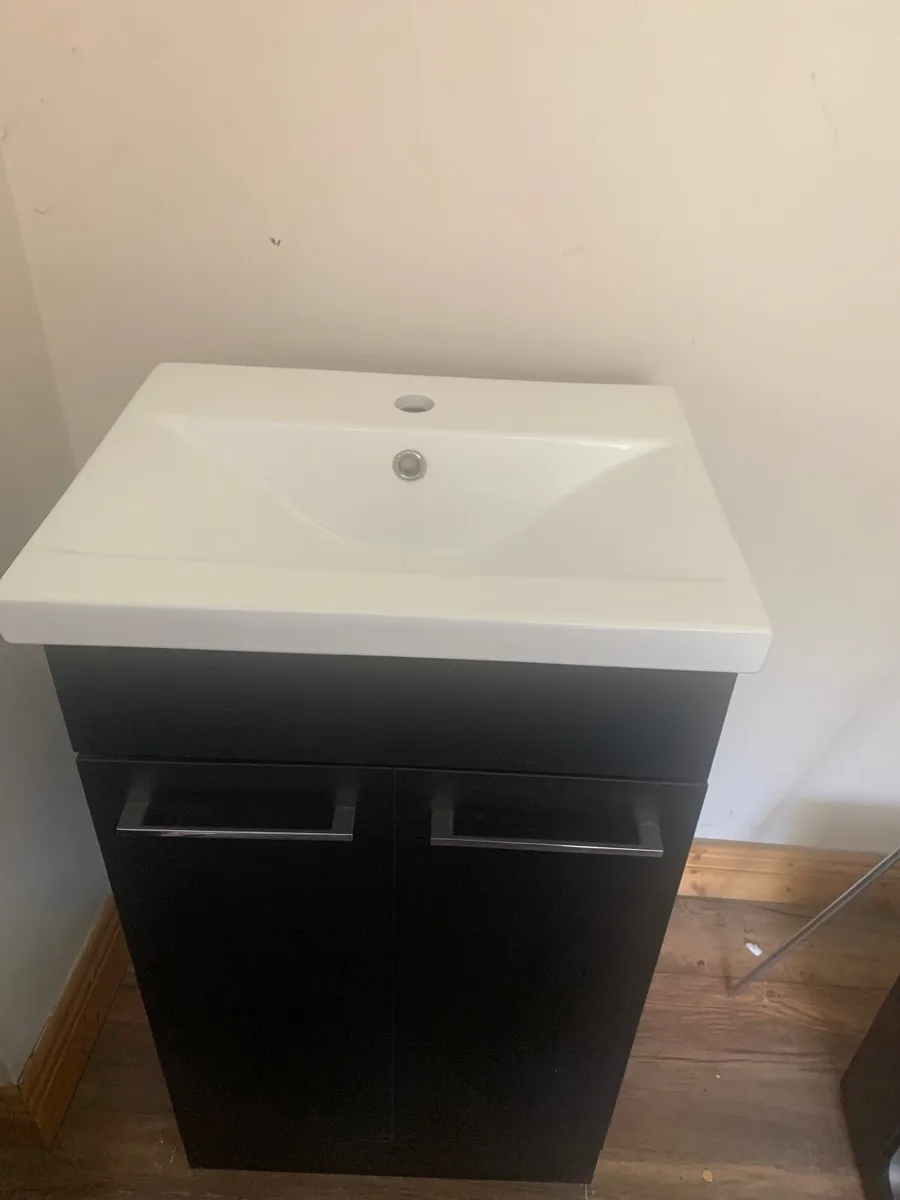 Bathroom sink unit - Image 1