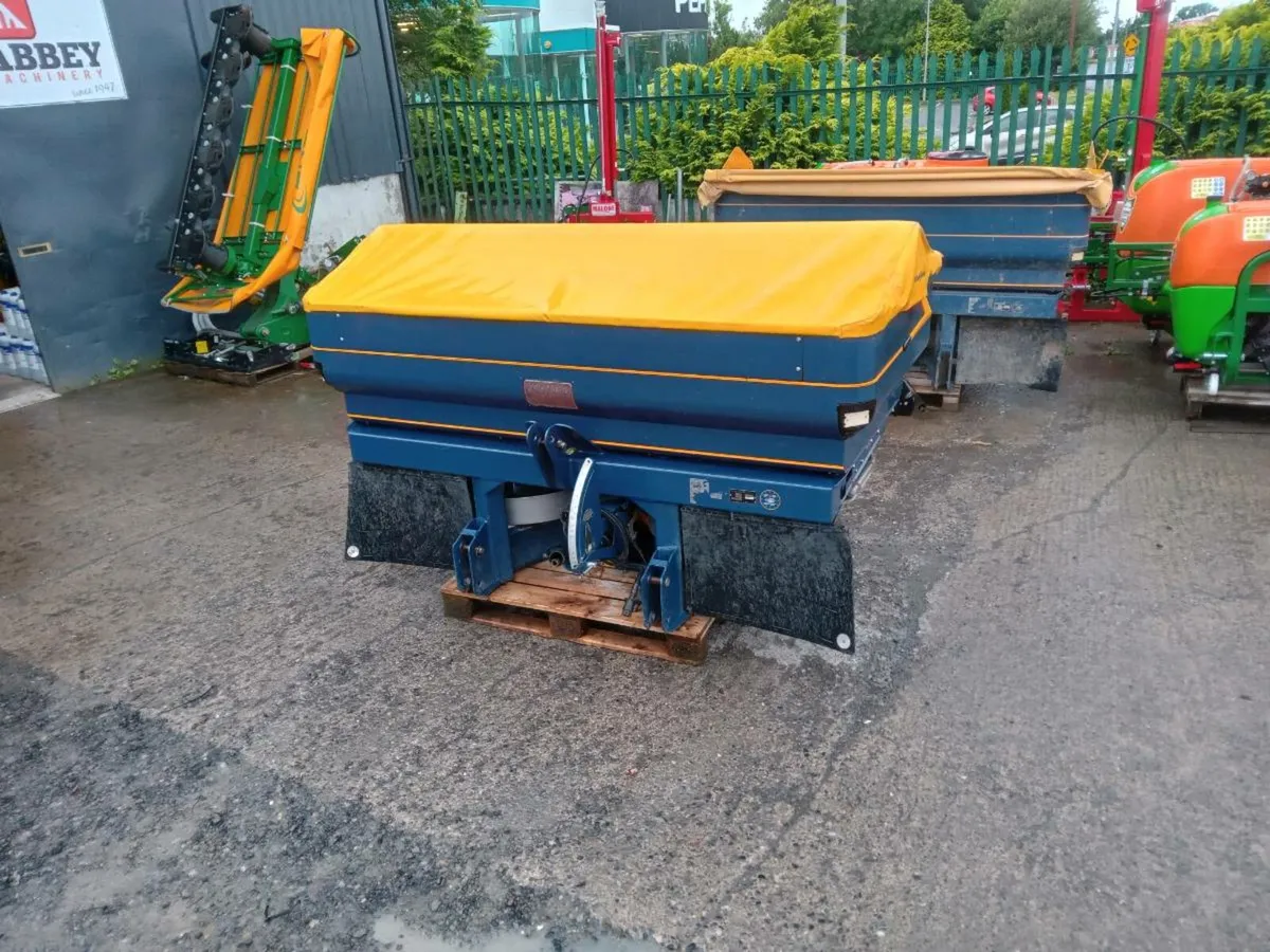 Fertiliser spreader - Image 1