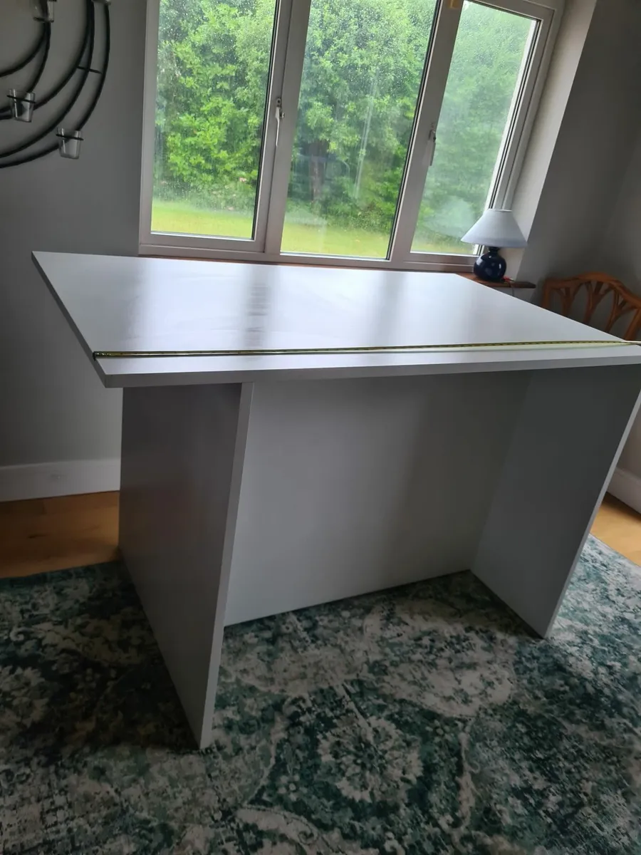 Kitchen high table/Island - Image 1