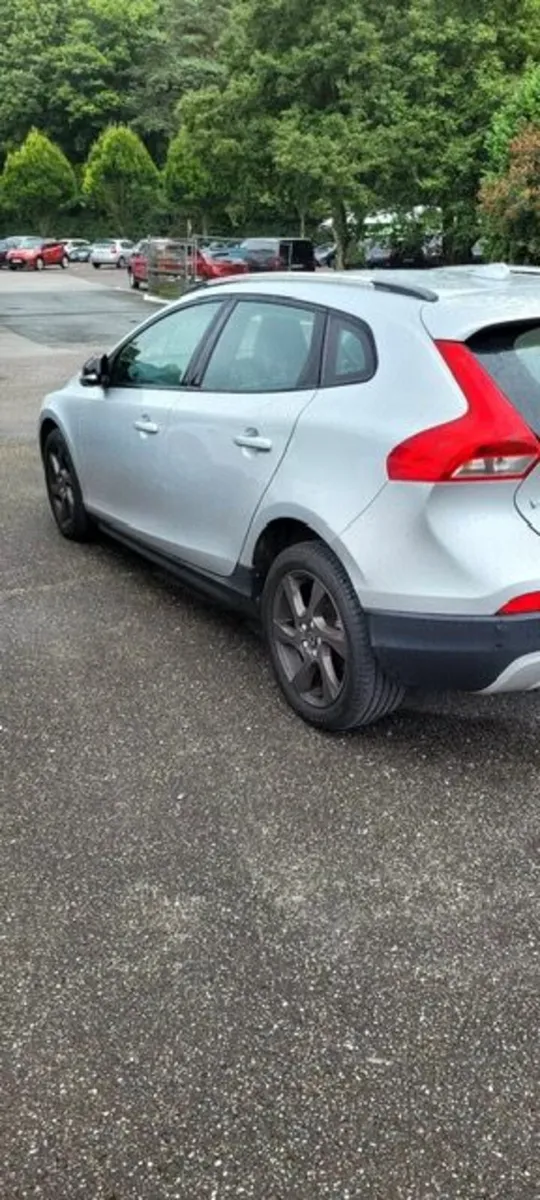 Volvo V40 2015 - Image 2