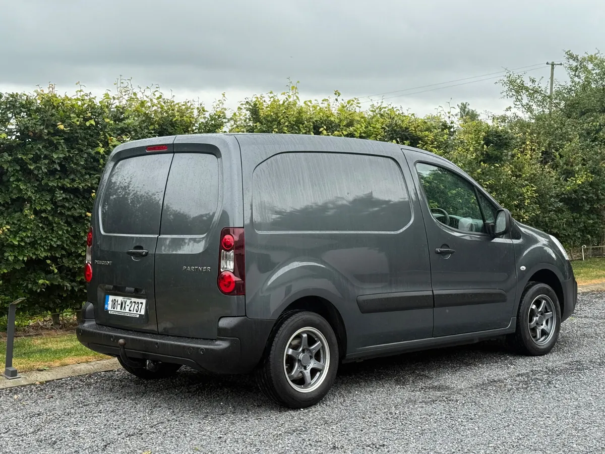 2018 Peugeot Partner Professional Low KMS - Image 4