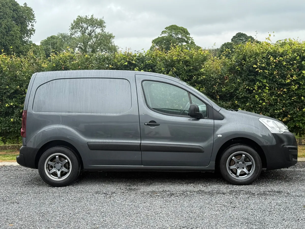 2018 Peugeot Partner Professional Low KMS - Image 3