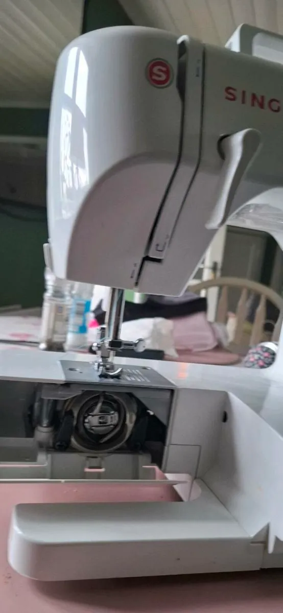 Singer Sewing Machine - Image 2