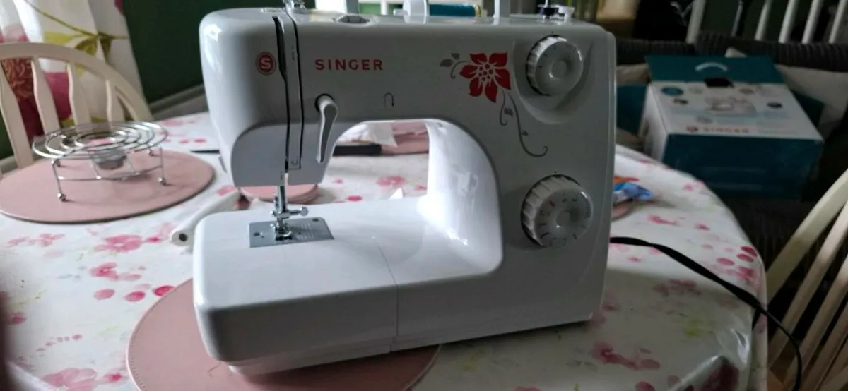 Singer Sewing Machine - Image 3