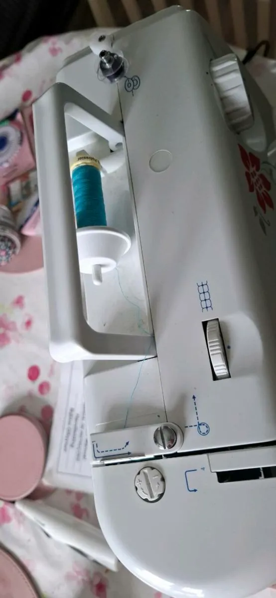 Singer Sewing Machine - Image 4