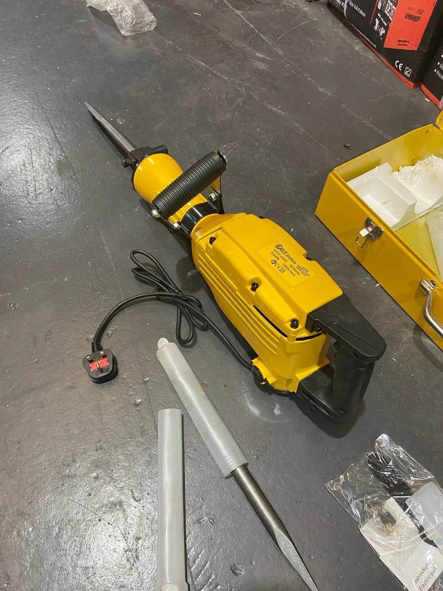 Kango hammer full kit free delivery - Image 1