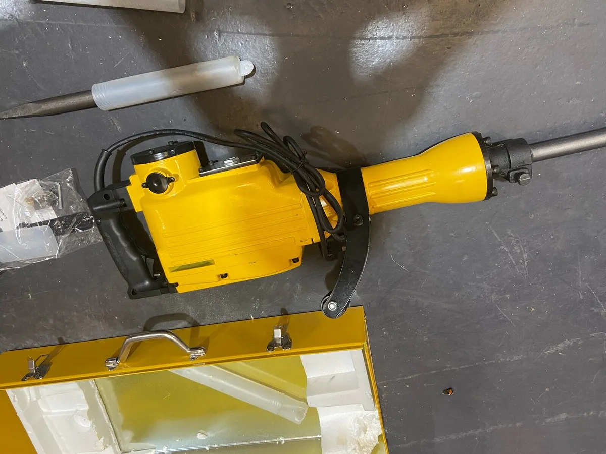 Kango hammer full kit free delivery - Image 3