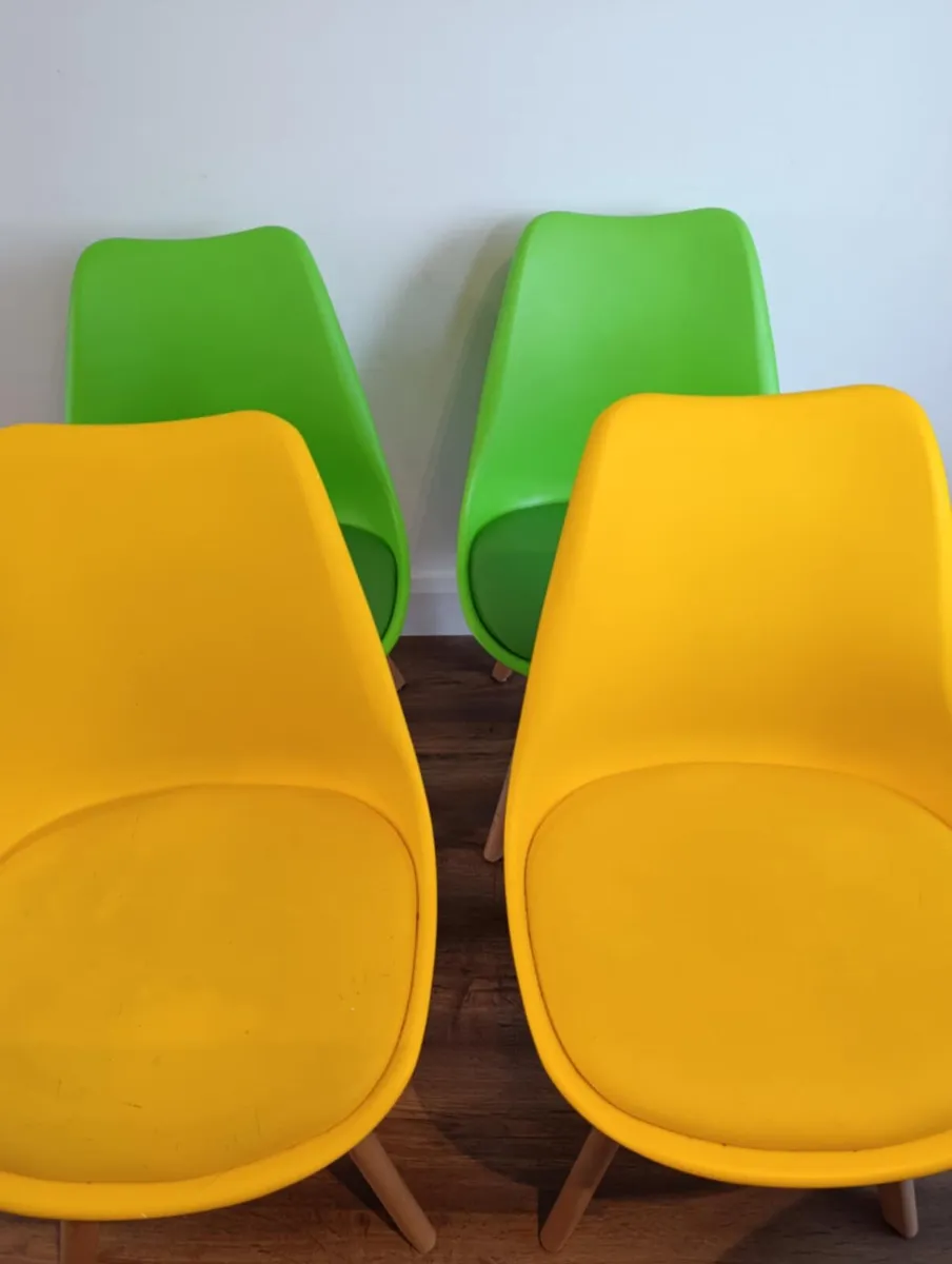 4 matching chairs - Image 1