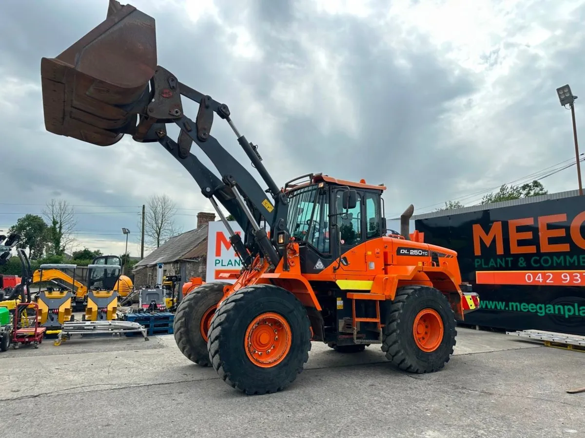 2013 DOOSAN DL250 LOADING SHOVEL ...8,055 hrs. - Image 1