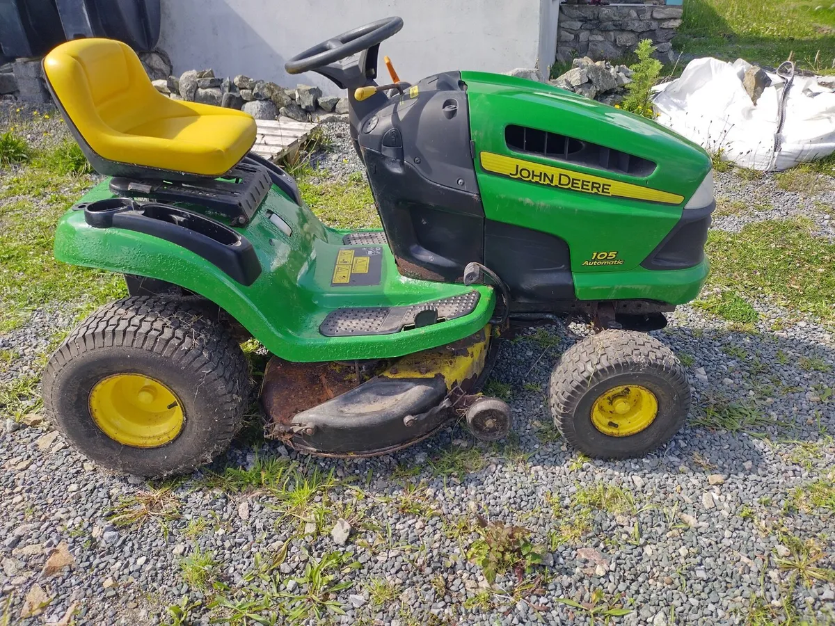 John Deere ride-on mower 0105B (a 2005 model) - Image 1