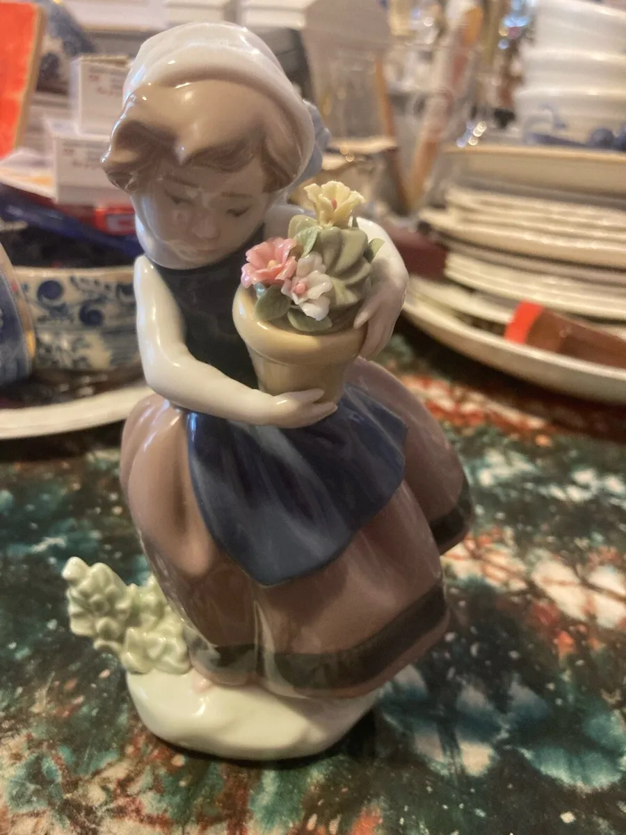 Lladro figures free postage - Image 3