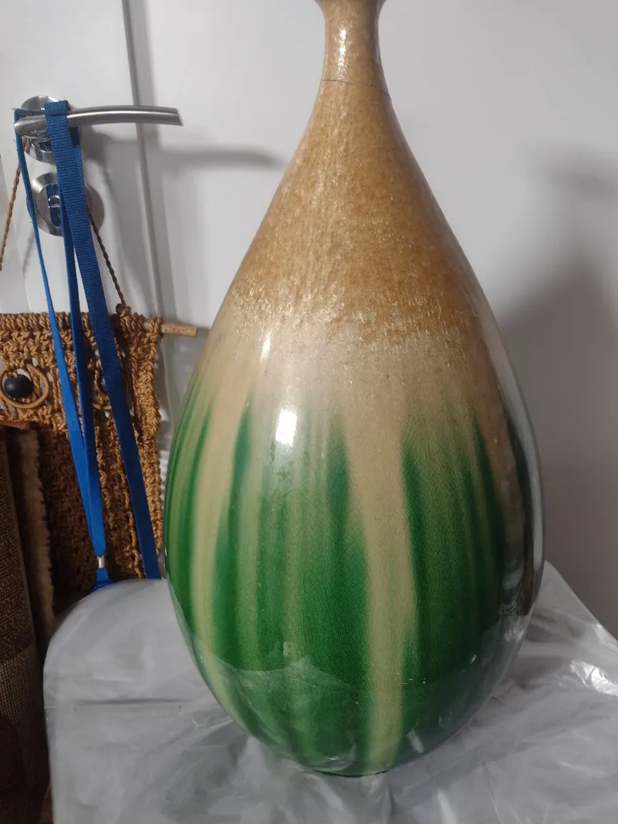 Large ornamental vase - Image 1