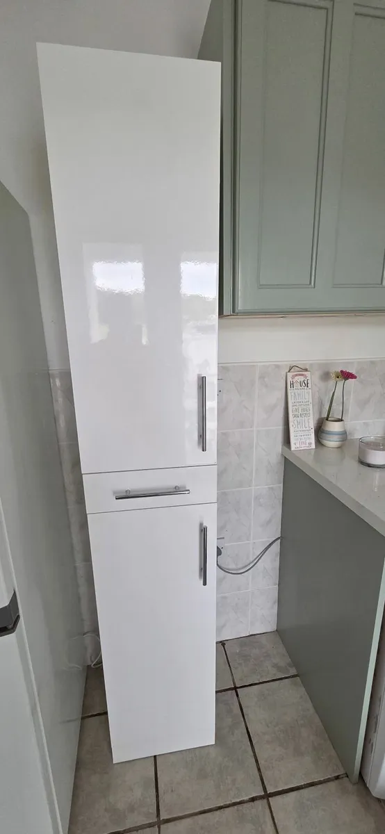 Bathroom cabinets - Image 1