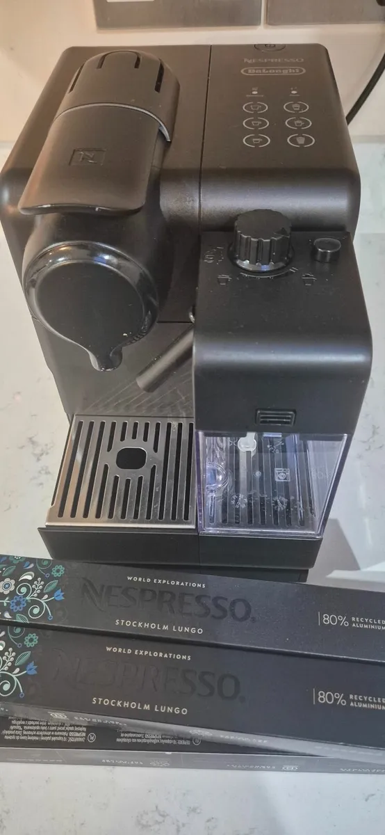 Nespresso Lattissima coffee machine with capsules - Image 1