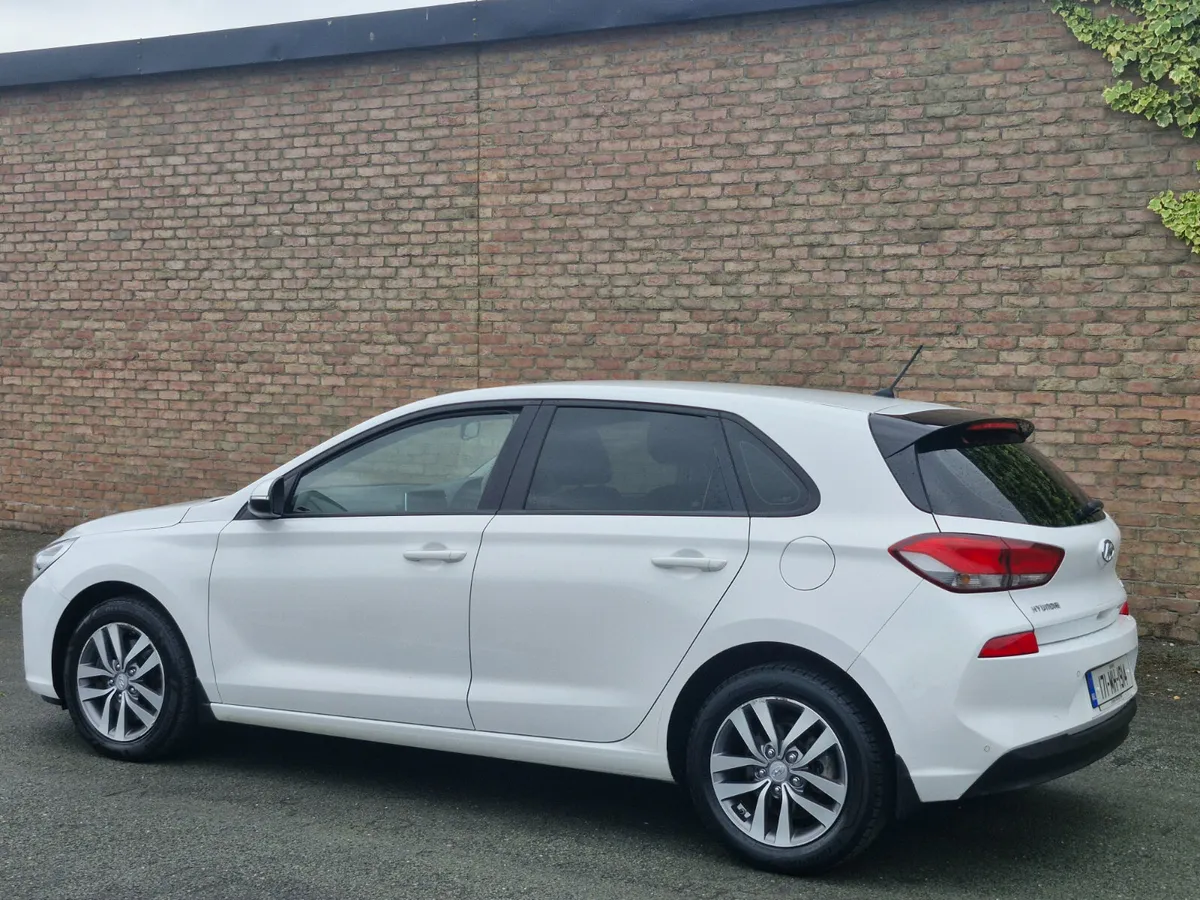 Hyundai i30 DELUXE FINANCE AVAILABLE - Image 2