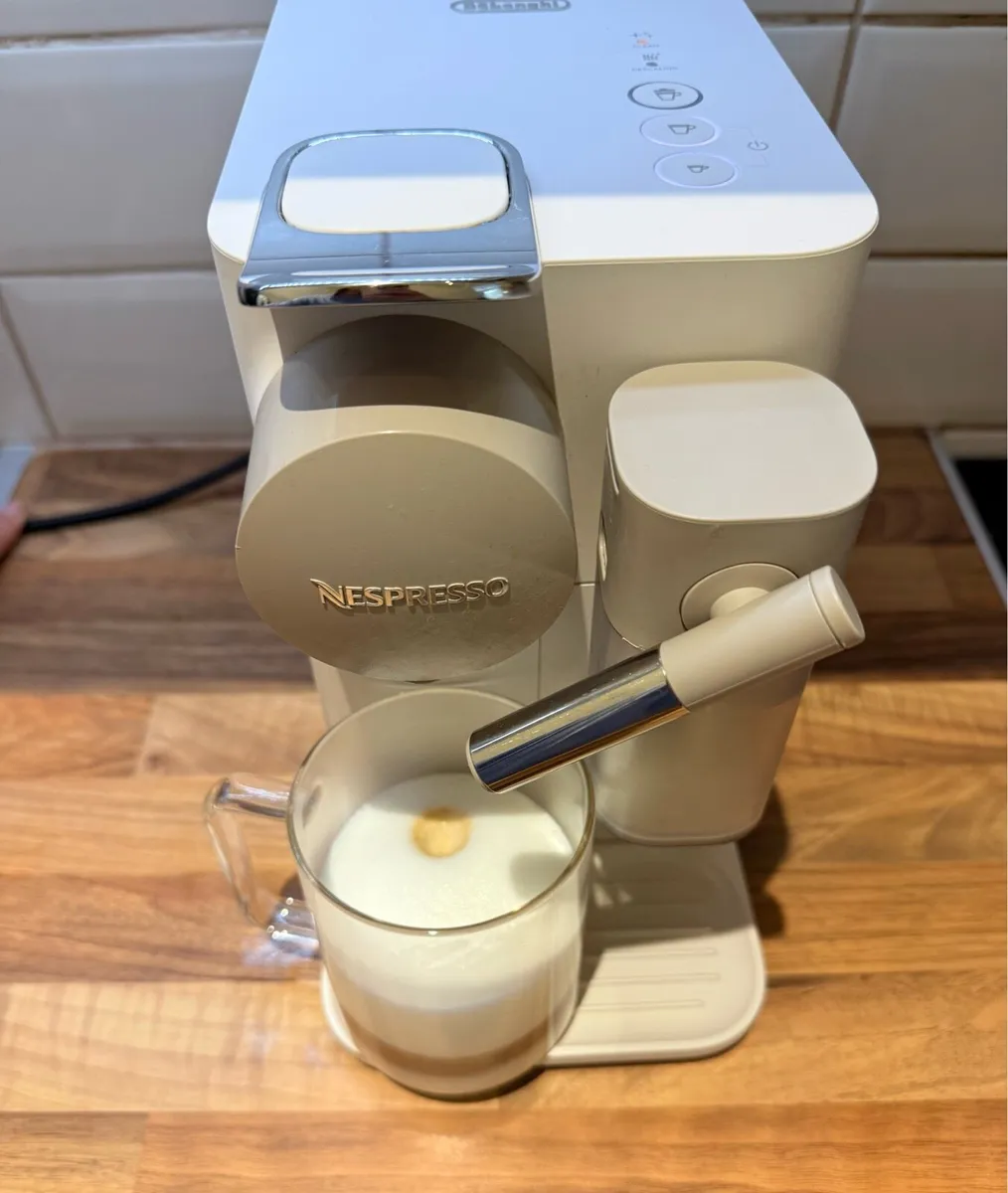 De’Longhi Nespresso Lattissima One - Image 1