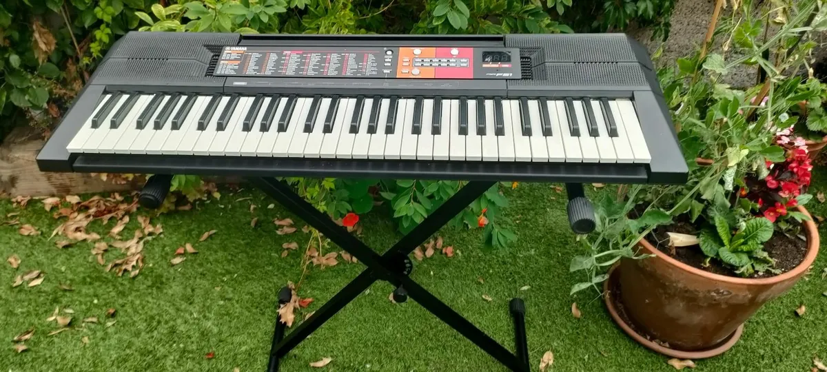 Yamaha F51 keyboard & stand - Image 1