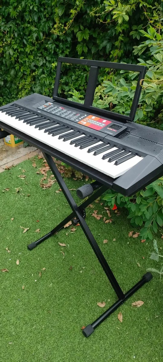 Yamaha F51 keyboard & stand - Image 4