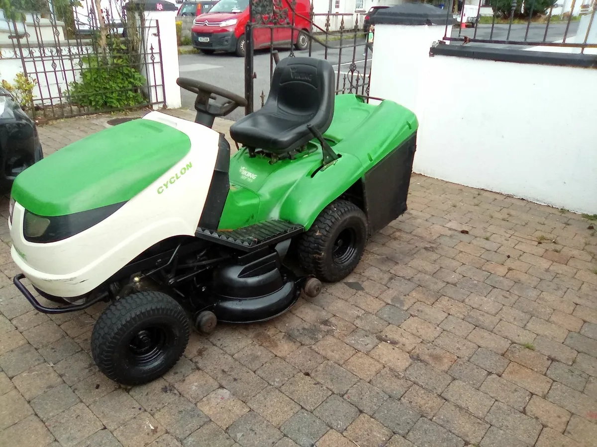 Stihl Viking Ride on lawnmower - Image 1