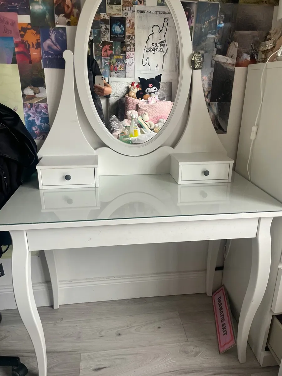 Vanity table - Image 1