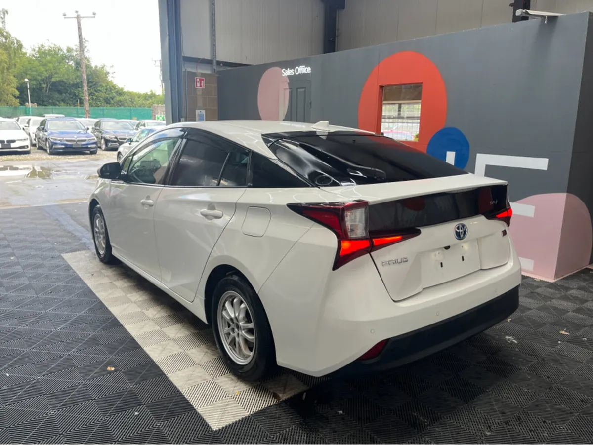 Toyota Prius 1.8 HYBRID / 60k KMs / REVERSE CAMERA - Image 4