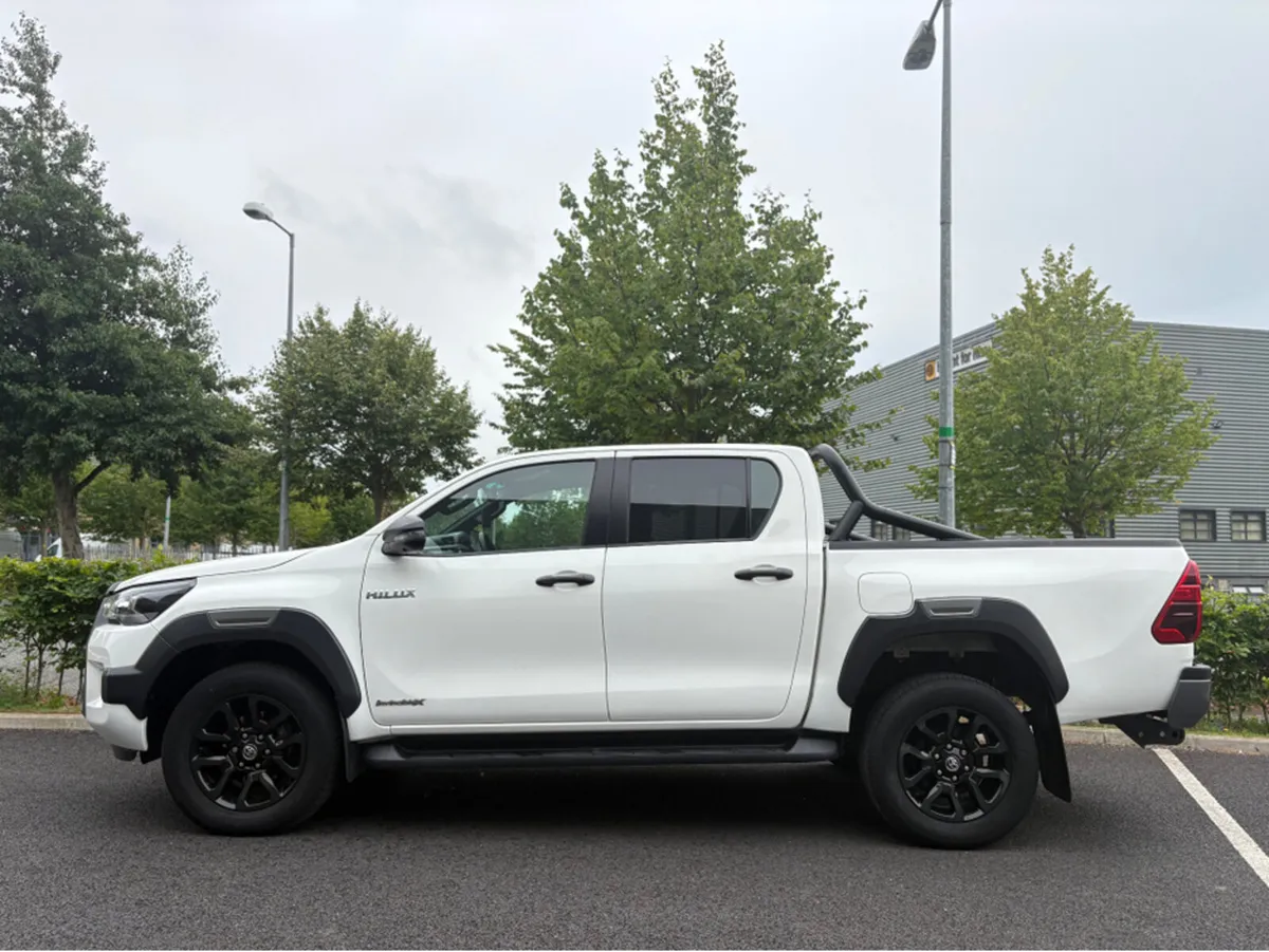 Toyota Hilux INVINCIBLE 2.8 AUTO 4X4 - Image 2