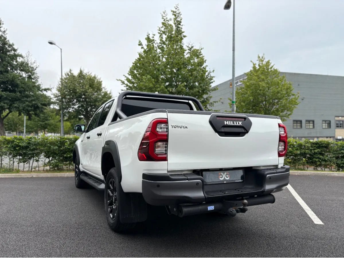 Toyota Hilux INVINCIBLE 2.8 AUTO 4X4 - Image 3