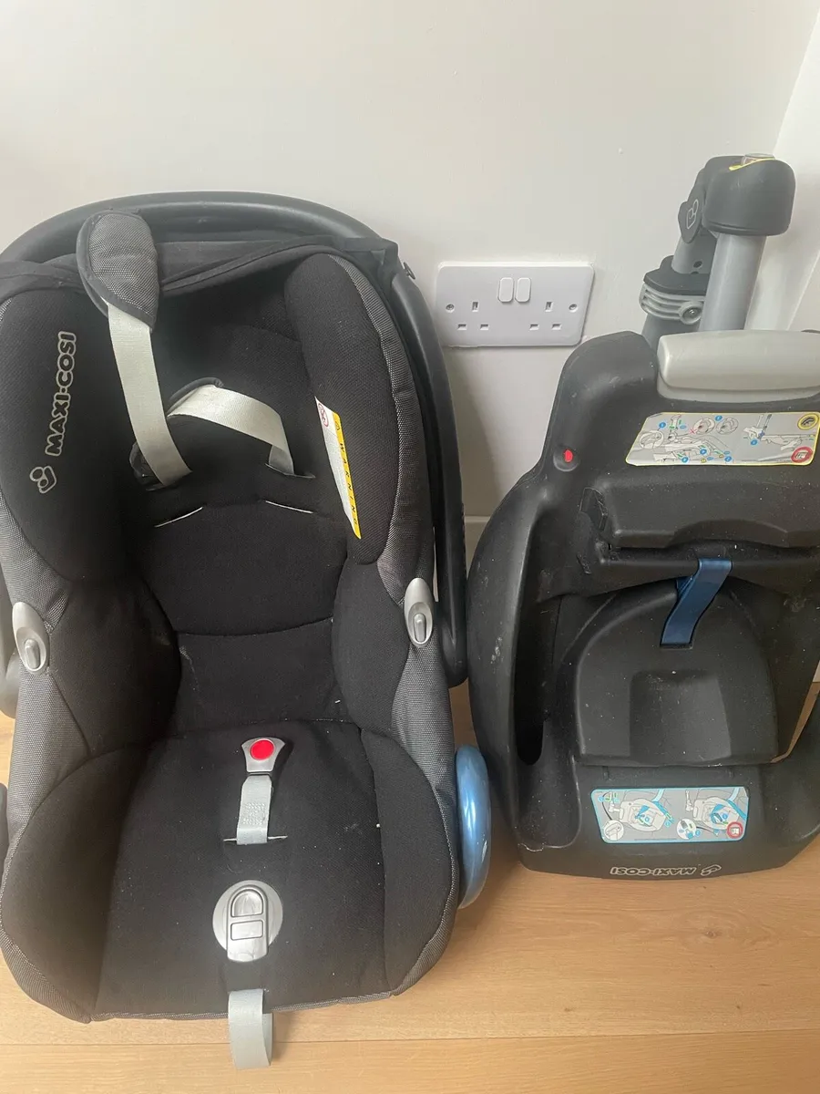 Maxi Cosi Car seat with ISO fix base - Image 2