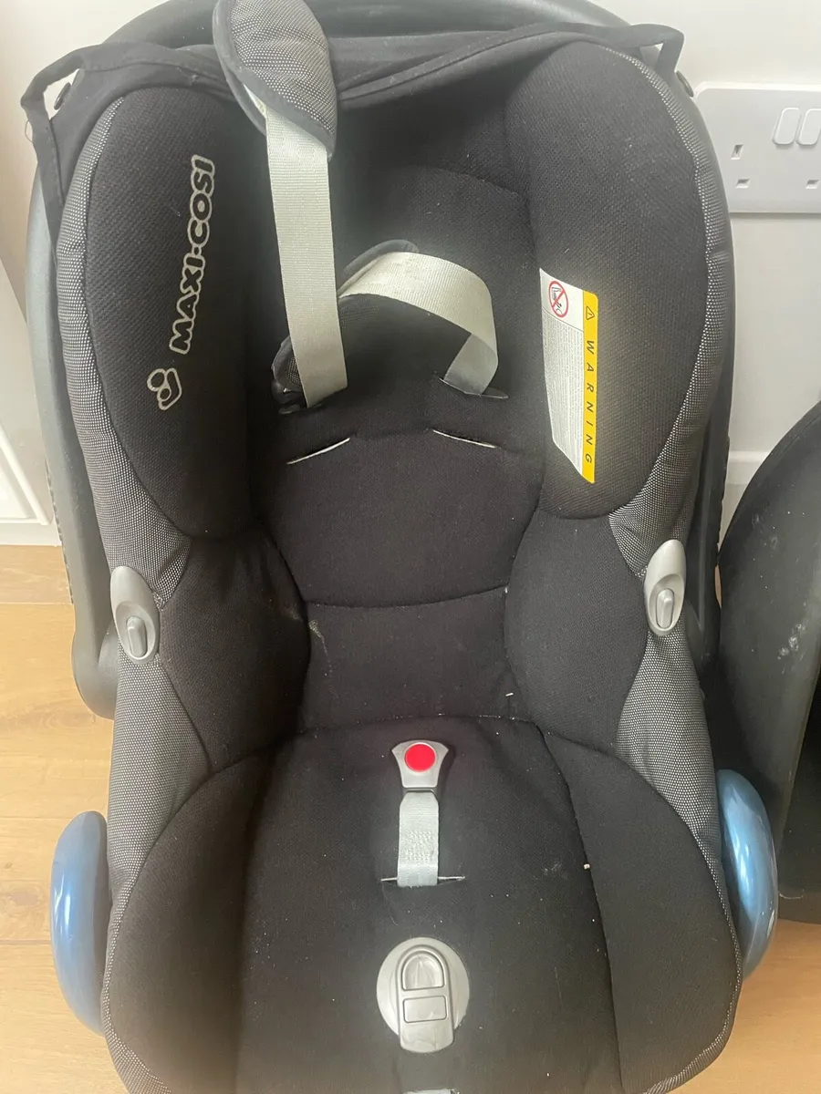 Maxi Cosi Car seat with ISO fix base - Image 1